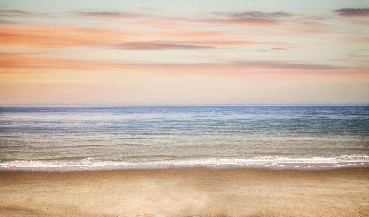 Orizzonte calmo sul mare all'alba