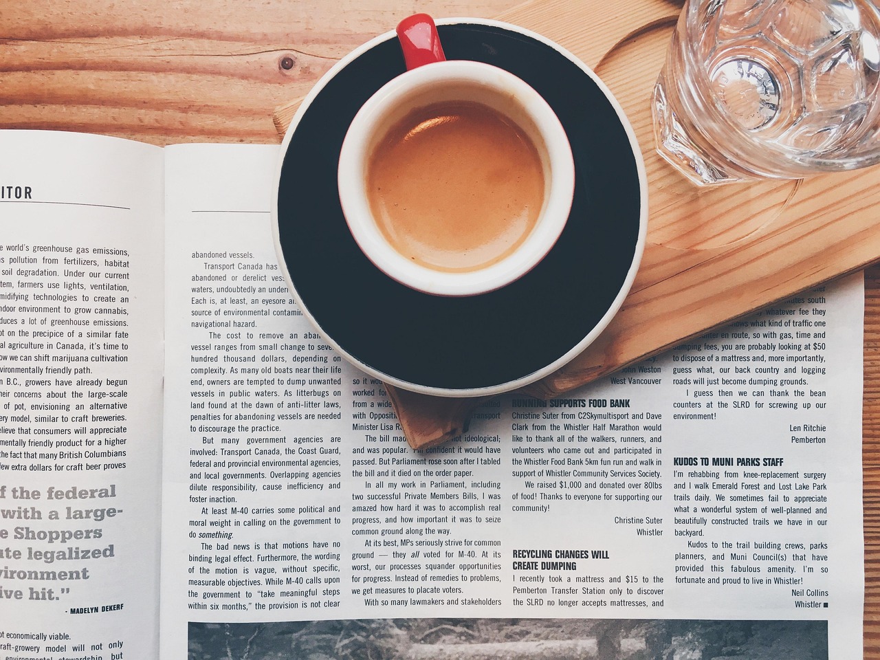 Tavolo di redazione con quotidiano e caffè